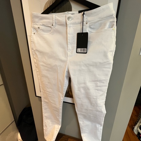 RW & Co WHITE JEANS π - Picture 1 of 5